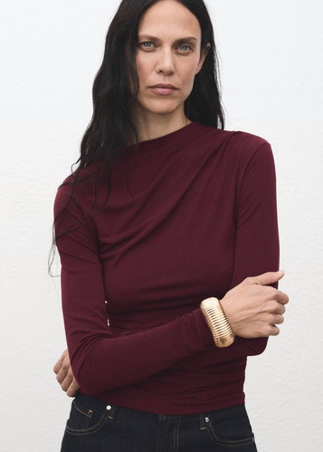 Фото ракурс 1 - Жіноча бордова футболка Mango артикул 17037818 78 1 season