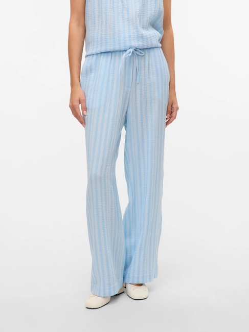 Жіночі блакитні штани Vero Moda артикул 10325865 Airy Blue FW2025 Фото ракурс 1 - Жіночі блакитні штани Vero Moda артикул 10325865 Airy Blue FW2025