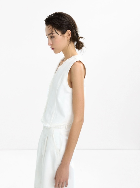 Женский белый жилет Parfois артикул 234291 _WT FW2025 Фото ракурс 3 - Женский белый жилет Parfois артикул 234291 _WT FW2025
