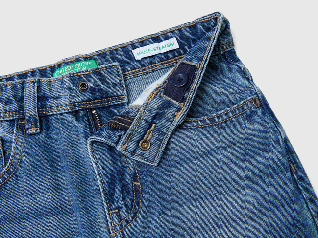 Сині джинси для хлопчиків Benetton артикул 4AW7CE021.G 902 25A Фото ракурс 3 - Сині джинси для хлопчиків Benetton артикул 4AW7CE021.G 902 25A