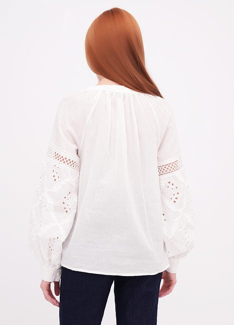 Женская белая блузка EQUILIBRI артикул W421 033 000 White FW2025 Фото ракурс 2 - Женская белая блузка EQUILIBRI артикул W421 033 000 White FW2025