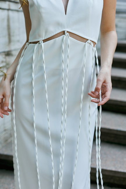 Жіноча молочна сукня EQUILIBRI артикул BW452004 000 MILK SS2025 Фото ракурс 3 - Жіноча молочна сукня EQUILIBRI артикул BW452004 000 MILK SS2025