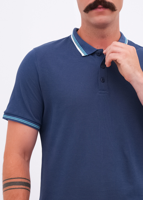 Чоловіча синя футболка поло Lee Cooper артикул LCM251-1030 Dark denim FW2025 Фото ракурс 4 - Чоловіча синя футболка поло Lee Cooper артикул LCM251-1030 Dark denim FW2025