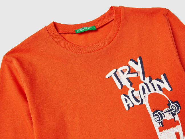 Фото ракурс 3 - Оранжевый лонгслив для мальчиков Benetton артикул 3JERG10K5.P 04J 25A
