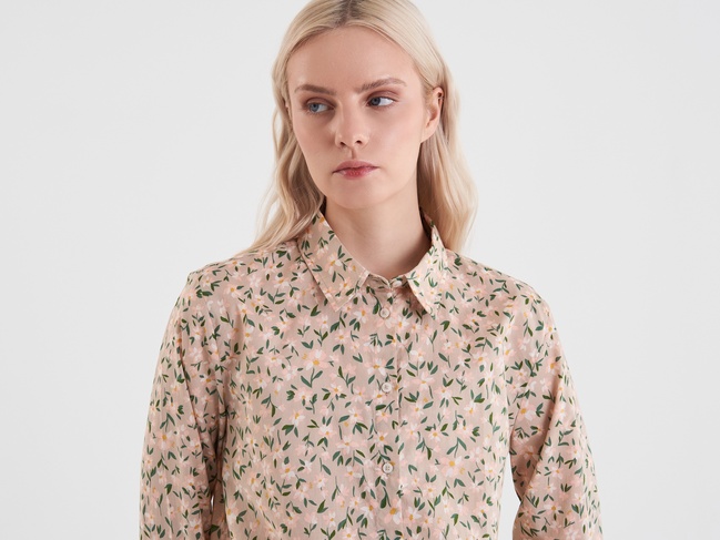 Жіноча бежева сорочка Benetton артикул 5Q6SDQ0AY 65W 25P Фото ракурс 4 - Жіноча бежева сорочка Benetton артикул 5Q6SDQ0AY 65W 25P