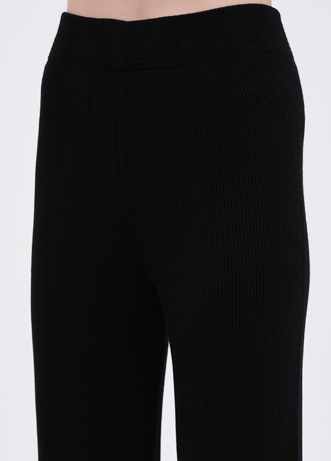 Фото ракурс 3 - Жіночі чорні штани EQUILIBRI артикул W391 037 200 Black FW2025