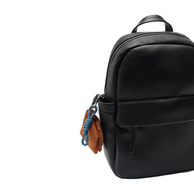 Женский черный рюкзак Parfois артикул 236794 _BK FW2025 Фото ракурс 3 - Женский черный рюкзак Parfois артикул 236794 _BK FW2025