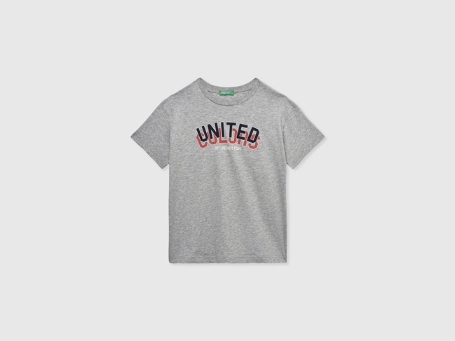 Сіра футболка для хлопчиків Benetton артикул 3I1XC10N3.G 501 25P Фото ракурс 1 - Сіра футболка для хлопчиків Benetton артикул 3I1XC10N3.G 501 25P