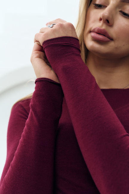 Жіночий бордовий лонгслів EQUILIBRI артикул BW215002 000 bordo FW2025 Фото ракурс 4 - Жіночий бордовий лонгслів EQUILIBRI артикул BW215002 000 bordo FW2025