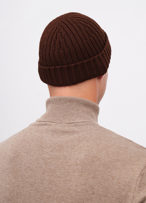 Фото ракурс 2 - Унісекс коричнева шапка EQUILIBRI артикул U881 001 000 Brown FW2025