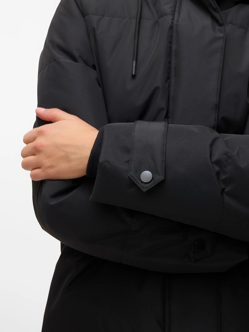 Фото ракурс 6 - Жіноча чорна куртка Vero Moda артикул 10320505 Black FW2025