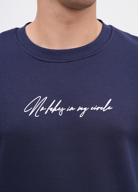 Мужской синий свитшот EQUILIBRI артикул M231 002 000 NAVY BLUE FW2025 Фото ракурс 4 - Мужской синий свитшот EQUILIBRI артикул M231 002 000 NAVY BLUE FW2025