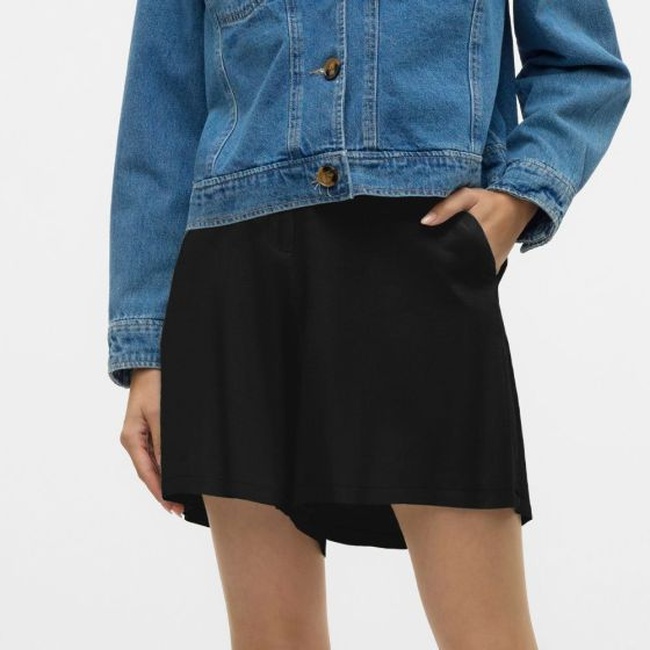 Жіночі чорні шорти Vero Moda артикул 10321625 Black SS2025 Фото ракурс 1 - Жіночі чорні шорти Vero Moda артикул 10321625 Black SS2025