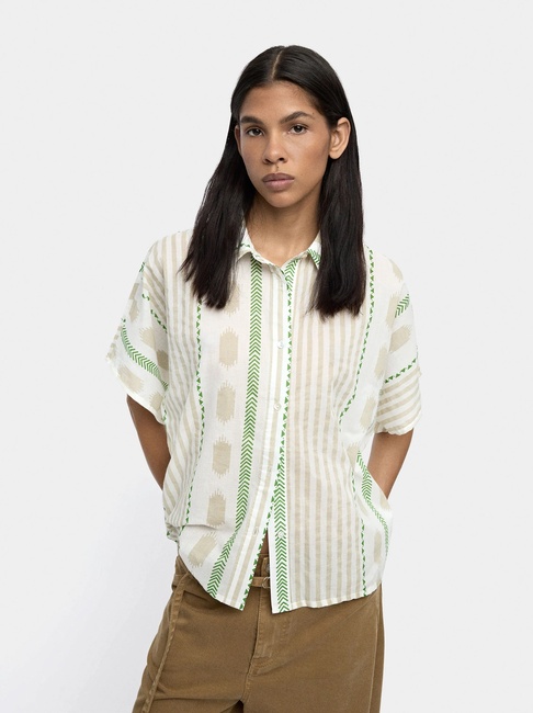 Женская зеленая рубашка Parfois артикул 239661 _GN FW2025 Фото ракурс 1 - Женская зеленая рубашка Parfois артикул 239661 _GN FW2025