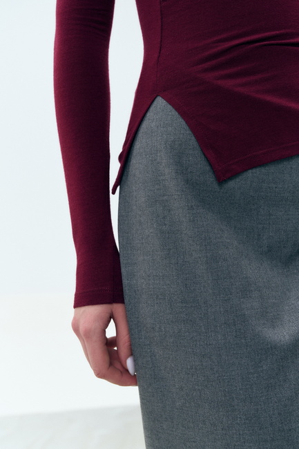 Фото ракурс 3 - Жіночий бордовий лонгслів EQUILIBRI артикул BW215001 000 bordo FW2025