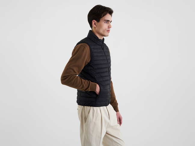 Мужской черный жилет Benetton артикул 2TWDUJ00P 100 25A Фото ракурс 6 - Мужской черный жилет Benetton артикул 2TWDUJ00P 100 25A