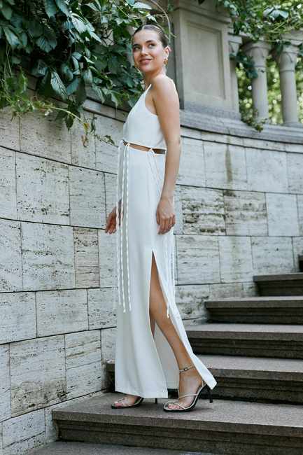 Жіноча молочна сукня EQUILIBRI артикул BW452004 000 MILK SS2025 Фото ракурс 4 - Жіноча молочна сукня EQUILIBRI артикул BW452004 000 MILK SS2025