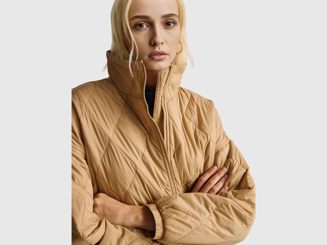 Фото ракурс 4 - Жіноча коричнева куртка Benetton артикул 2YRYDN080 193 25A