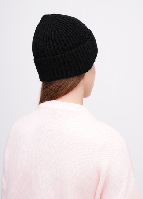 Фото ракурс 2 - Женская черная шапка EQUILIBRI артикул W881 001 001 Black FW2025