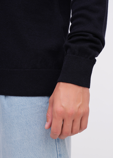 Мужской синий свитер EQUILIBRI артикул M342 004 000 NAVY BLUE FW2025 Фото ракурс 4 - Мужской синий свитер EQUILIBRI артикул M342 004 000 NAVY BLUE FW2025