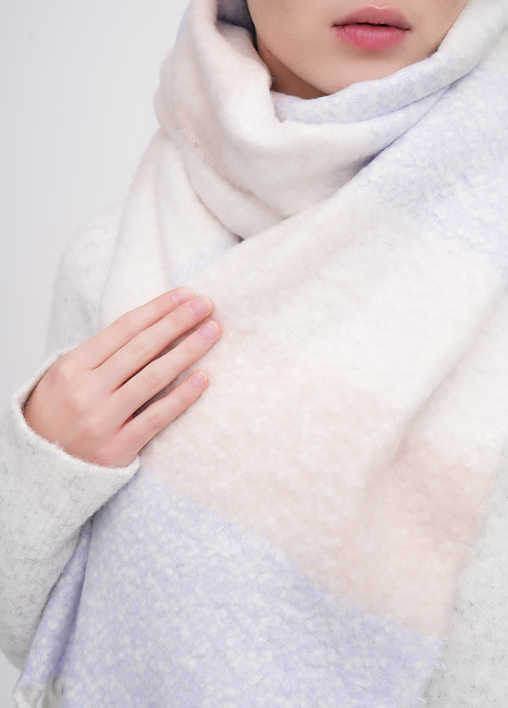 Фото ракурс 2 - Жіночий молочний шарф EQUILIBRI артикул W882 007 000 MILK FW2025