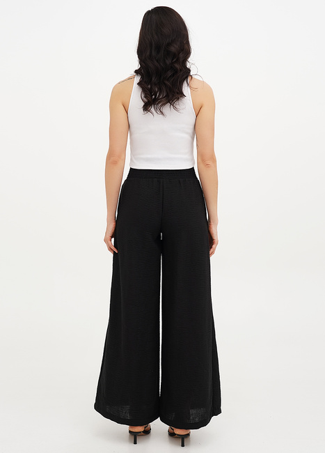 Фото ракурс 2 - Женские черные брюки EQUILIBRI артикул W466 010 000 Black SS2025