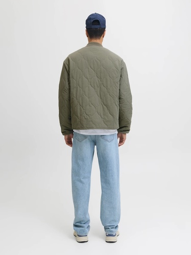 Фото ракурс 2 - Мужская зеленая куртка Jack & Jones артикул 12279236 DUSTY OLIVE FW2025