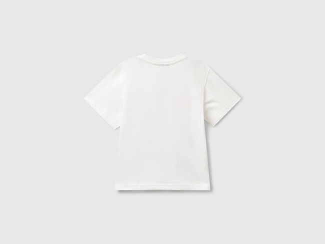 Белая футболка для мальчиков Benetton артикул 3X1SG10JW.P 074 25A Фото ракурс 2 - Белая футболка для мальчиков Benetton артикул 3X1SG10JW.P 074 25A