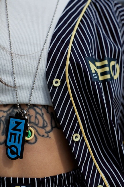 Женская синяя рубашка EQUILIBRI артикул NW491002 100 NAVY BLUE SS2026 Фото ракурс 4 - Женская синяя рубашка EQUILIBRI артикул NW491002 100 NAVY BLUE SS2026