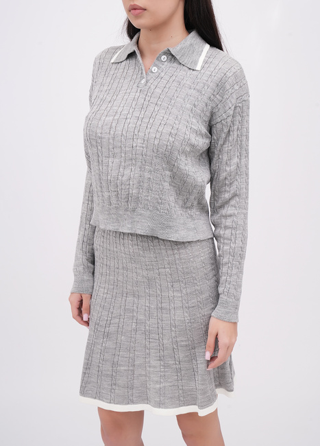 Фото ракурс 4 - Жіноча сіра футболка поло EQUILIBRI артикул W391 032 101 Grey FW2025