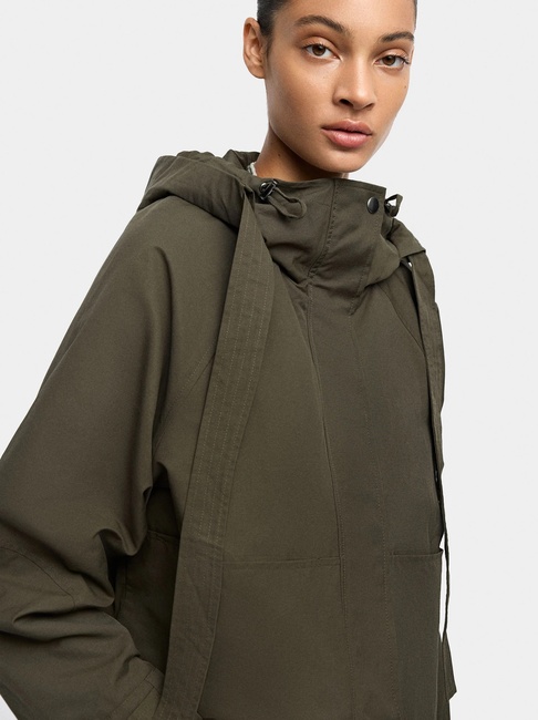 Жіночий зелений плащ Parfois артикул 237958 _KK FW2025 Фото ракурс 3 - Жіночий зелений плащ Parfois артикул 237958 _KK FW2025
