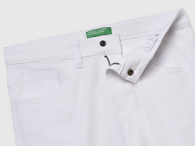 Білі штани для хлопчиків Benetton артикул 4TCGCE00P.G 101 25P Фото ракурс 3 - Білі штани для хлопчиків Benetton артикул 4TCGCE00P.G 101 25P