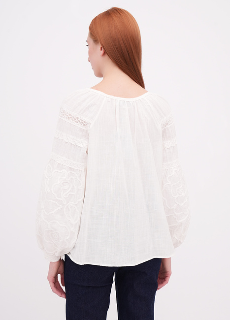 Женская белая блузка EQUILIBRI артикул W421 034 000 White FW2025 Фото ракурс 2 - Женская белая блузка EQUILIBRI артикул W421 034 000 White FW2025