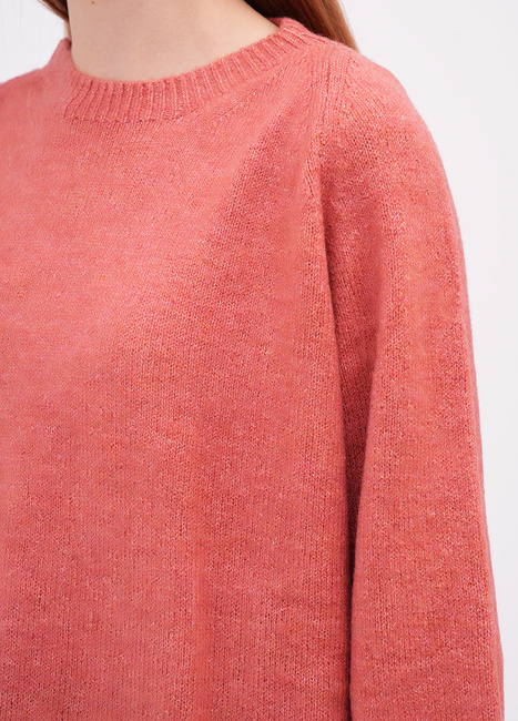 Фото ракурс 4 - Женский коралловый свитер EQUILIBRI артикул W342 059 000 Coral FW2025