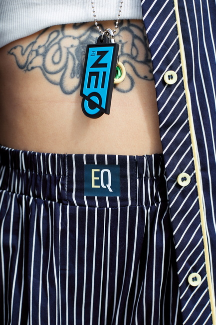 Жіночі сині брюки EQUILIBRI артикул NW491002 200 NAVY BLUE SS2025 Фото ракурс 4 - Жіночі сині брюки EQUILIBRI артикул NW491002 200 NAVY BLUE SS2025