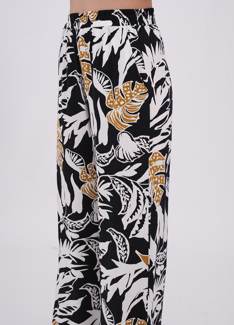 Фото ракурс 3 - Жіночі чорні брюки EQUILIBRI артикул W491 072 200 Black SS2025