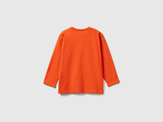 Фото ракурс 2 - Оранжевый лонгслив для мальчиков Benetton артикул 3JERG10K5.P 04J 25A