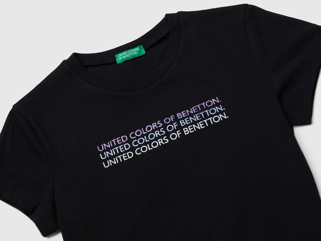 Фото ракурс 3 - Чорна футболка для дівчаток Benetton артикул 3I1XC10Q1.G 100 25A