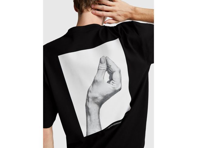 Чоловіча чорна футболка Benetton артикул 3MI5U10AX 902 25A Фото ракурс 4 - Чоловіча чорна футболка Benetton артикул 3MI5U10AX 902 25A