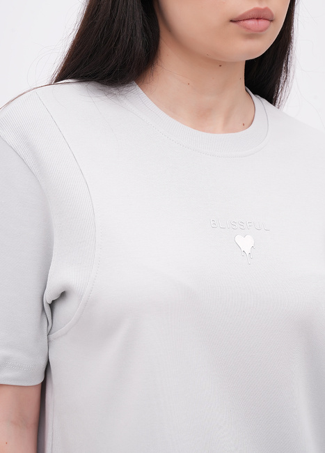 Женская серая футболка EQUILIBRI артикул W213 098 000 Light grey FW2025 Фото ракурс 4 - Женская серая футболка EQUILIBRI артикул W213 098 000 Light grey FW2025