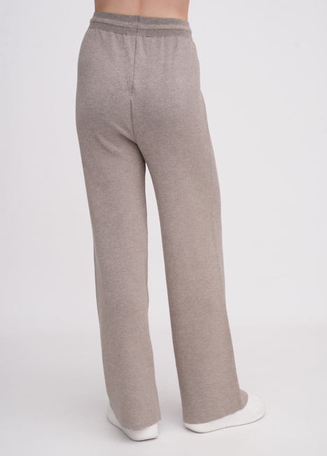 Фото ракурс 2 - Жіночі коричневі штани EQUILIBRI артикул W365 006 000 Mocco FW2025