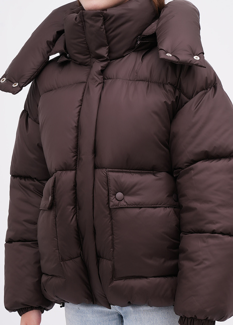 Жіноча коричнева куртка EQUILIBRI артикул W172 012 000 Brown FW2025 Фото ракурс 3 - Жіноча коричнева куртка EQUILIBRI артикул W172 012 000 Brown FW2025