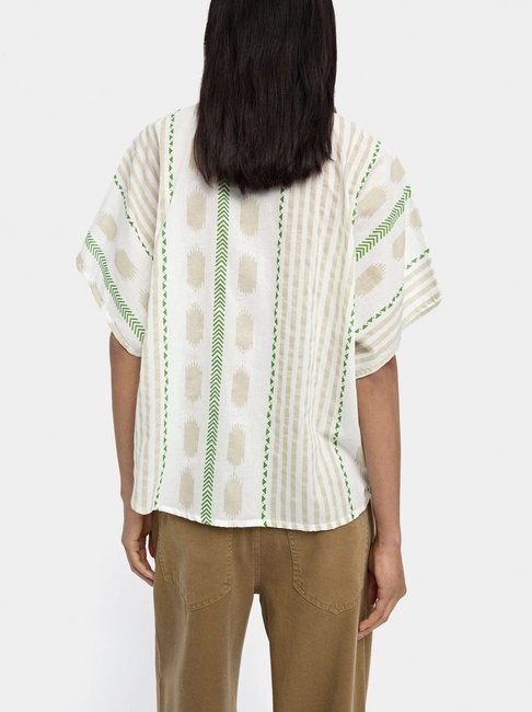 Женская зеленая рубашка Parfois артикул 239661 _GN FW2025 Фото ракурс 2 - Женская зеленая рубашка Parfois артикул 239661 _GN FW2025