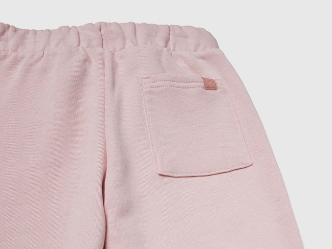 Фото ракурс 3 - Розовый комплект одежды для мальчиков Benetton артикул 3J68GK00S.P 12U 25A