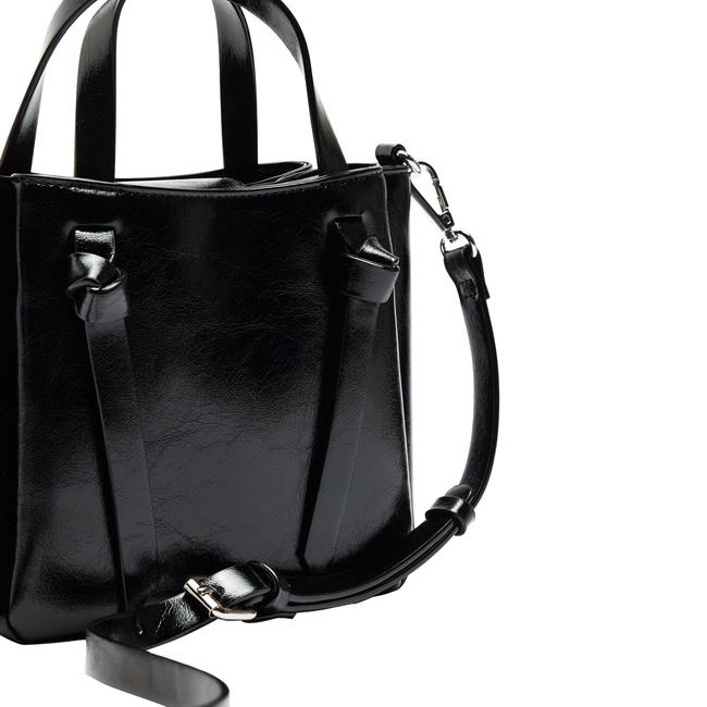 Женская черная сумка Parfois артикул 236941 _BK FW2025 Фото ракурс 3 - Женская черная сумка Parfois артикул 236941 _BK FW2025