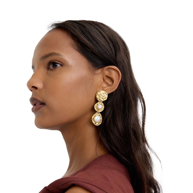 Женские золотые серьги Parfois артикул 234142 _GD FW2025 Фото ракурс 3 - Женские золотые серьги Parfois артикул 234142 _GD FW2025