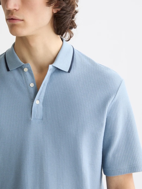 Чоловіча блакитна футболка поло SCOTCH & SODA артикул 181777 410 FW2025 Фото ракурс 4 - Чоловіча блакитна футболка поло SCOTCH & SODA артикул 181777 410 FW2025