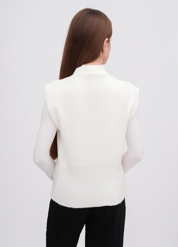 Фото ракурс 2 - Женский молочный жилет EQUILIBRI артикул W371 001 000 MILK FW2025