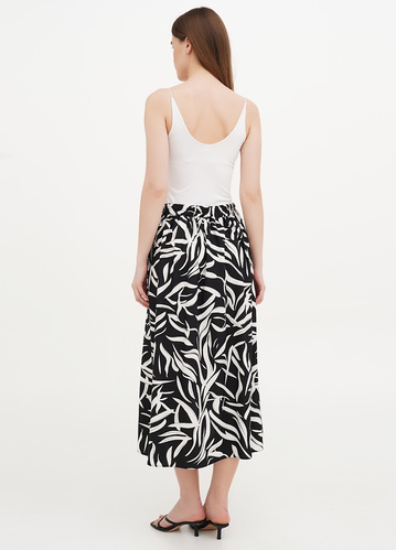 Фото ракурс 2 - Женская черная юбка EQUILIBRI артикул W462 040 000 Black SS2025