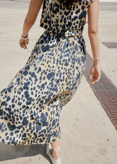 Женская черная юбка Mango артикул 17063326 99 1 season Фото ракурс 2 - Женская черная юбка Mango артикул 17063326 99 1 season